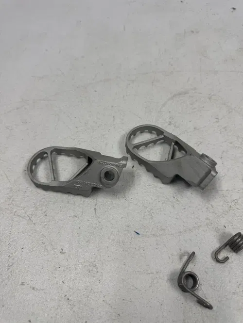 2023 Mc-e3 oem footpegs footrest foot pegs sx ee5 mc e5 50 tc e3 ee3 47103040033