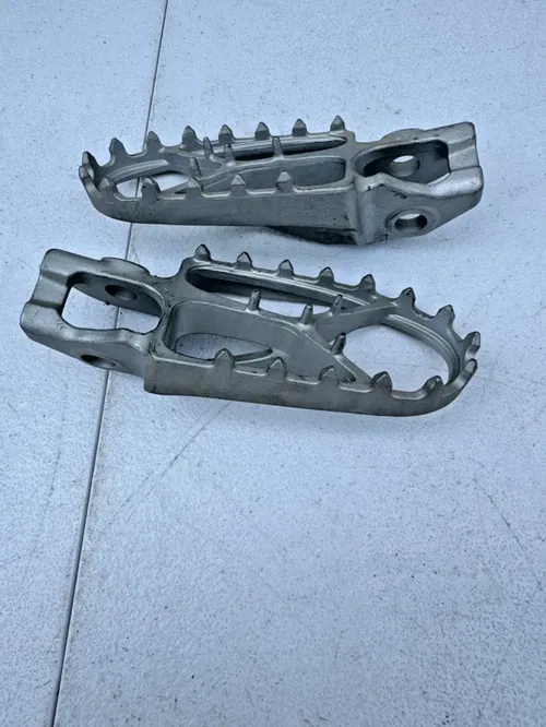 KTM OEM foot pegs rest footpegs 125-501 sx mc tc fc sxf gasgas 79003040033