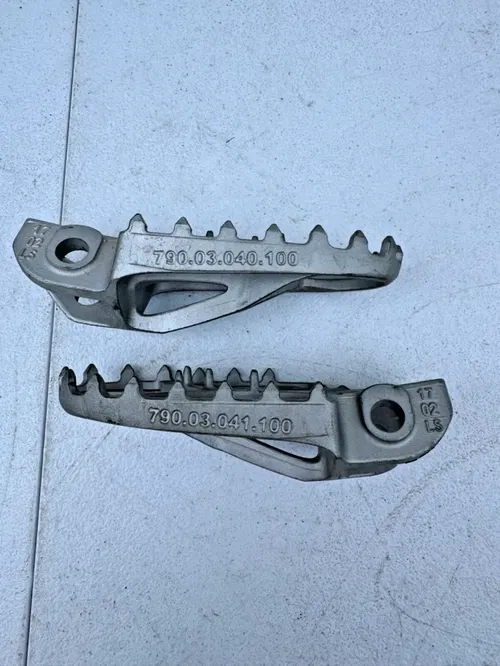 KTM OEM foot pegs rest footpegs 125-501 sx mc tc fc sxf gasgas 79003040033