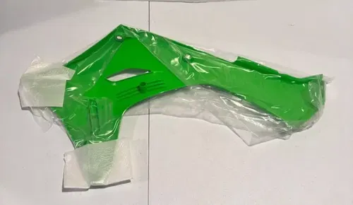 Brand new OEM right radiator shroud plastic green 24-25 kx 450 450x 250 250x sr