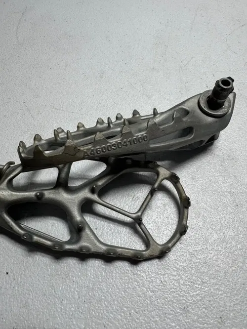 KTM OEM foot grid peg pegs footpegs 23-25 ktm 125-500 sxf sx xcf A46003137033