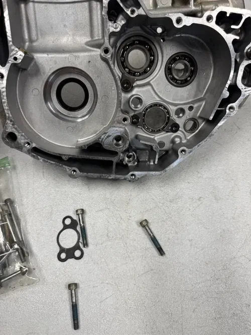 21-24 kx 250 250x Kawasaki OEM crank case set bottom end cases 14001-0733