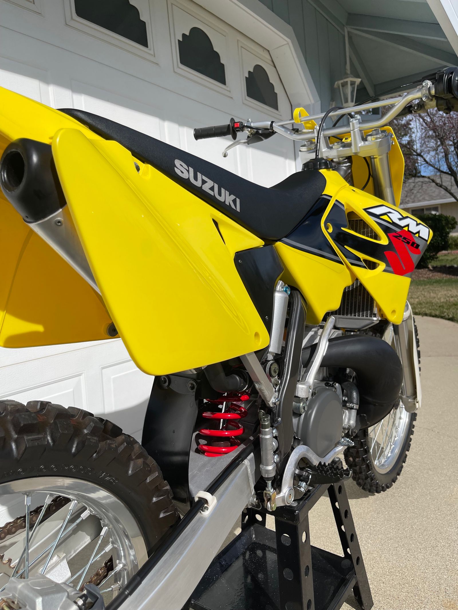 Suzuki 250 2 store stroke dirt bike