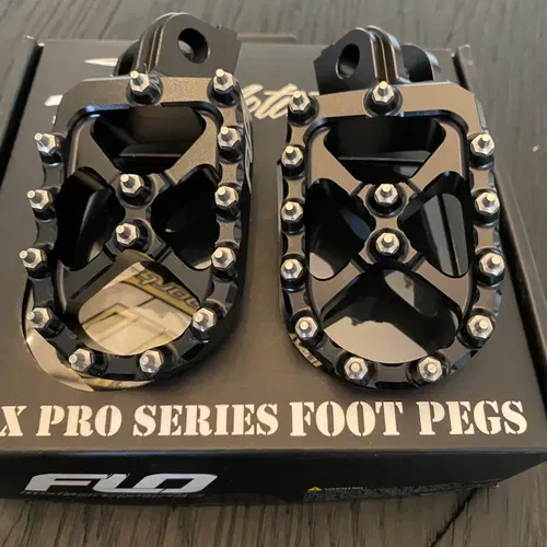 Flo Motorsports - Footpegs