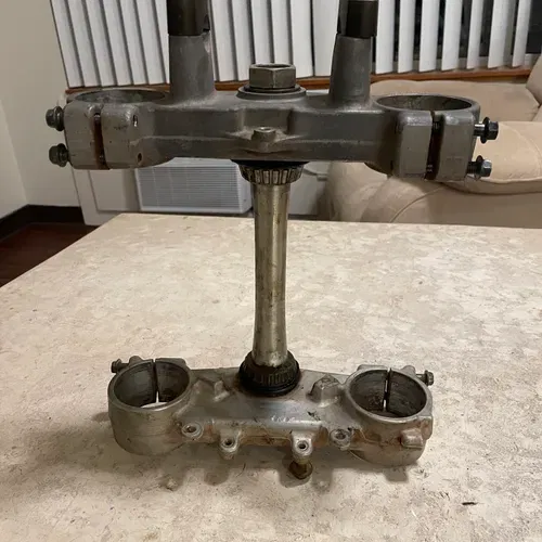 YAMAHA 1C3-23340-L0-00 COMPLETE UNDERBRACKET TRIPLE TREE HAN