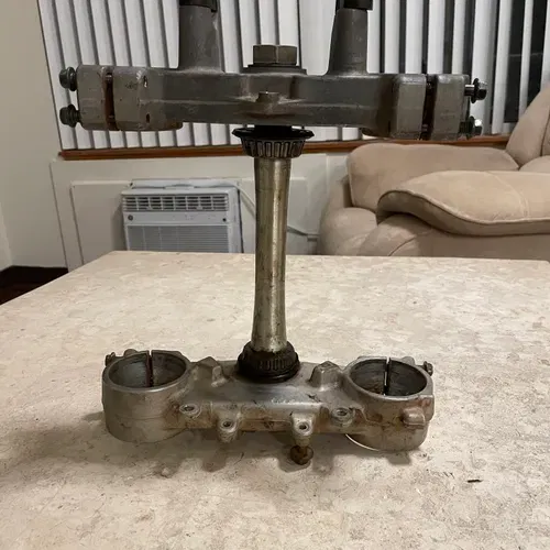 YAMAHA 1C3-23340-L0-00 COMPLETE UNDERBRACKET TRIPLE TREE HAN