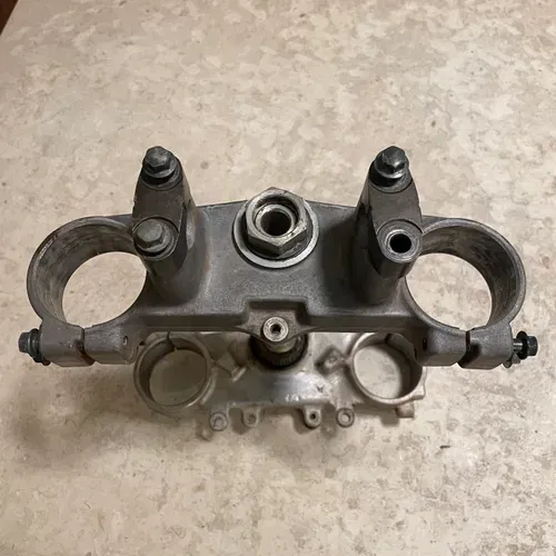 YAMAHA 1C3-23340-L0-00 COMPLETE UNDERBRACKET TRIPLE TREE HAN