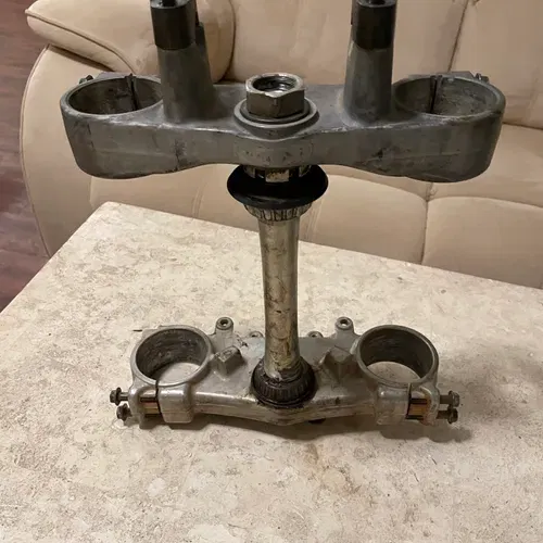 YAMAHA 1C3-23340-L0-00 COMPLETE UNDERBRACKET TRIPLE TREE HAN