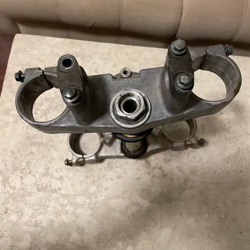YAMAHA 1C3-23340-L0-00 COMPLETE UNDERBRACKET TRIPLE TREE HAN