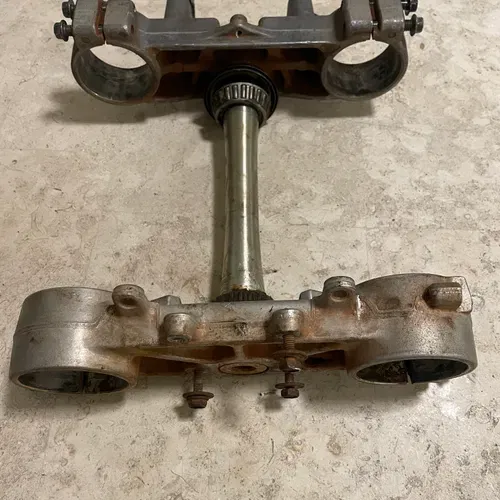 YAMAHA 1C3-23340-L0-00 COMPLETE UNDERBRACKET TRIPLE TREE HAN