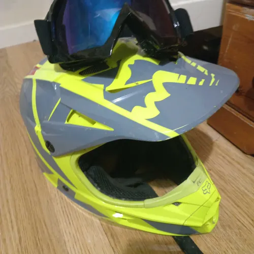 Fox V1 Helmet With Goggles