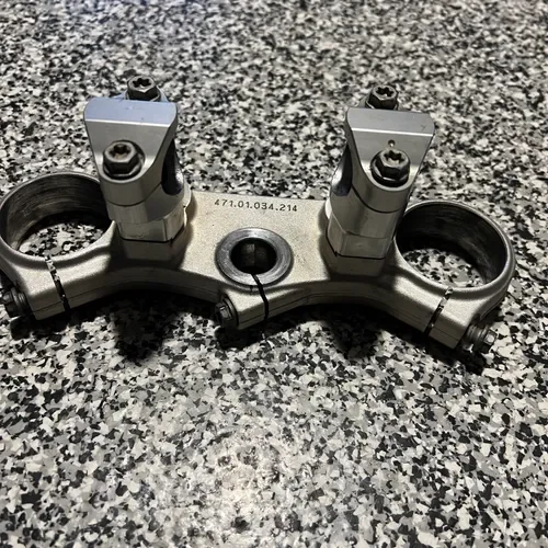 Top Triple Clamp With Bar Mounts For A KTM 85 