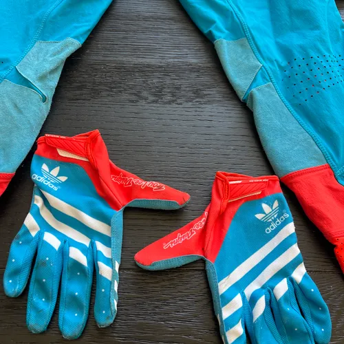 Troy Lee Designs SE Ultra Adidas Limited Edition gearset 