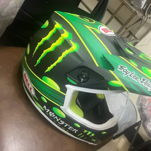 Casque Bell Helmets MX-9 Mips McGrath Showtime Monster Replica