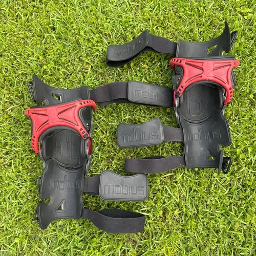 Mobius X8 Knee Braces 