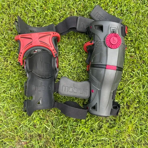 Mobius X8 Knee Braces 