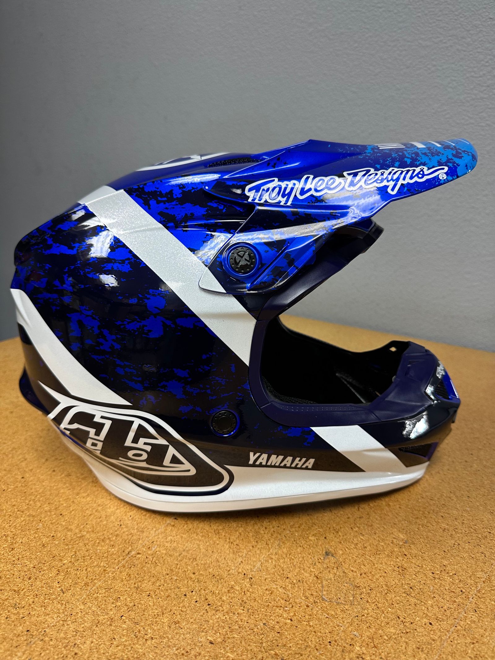 NEW Troy Lee Designs SE4 Yamaha Helmet Size Medium