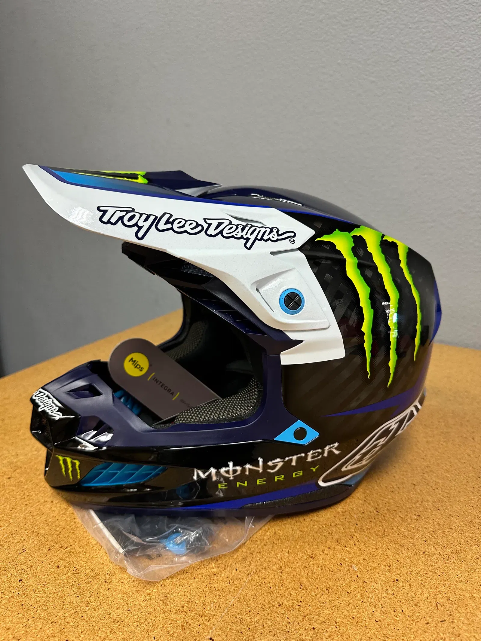 NEW Troy Lee Designs SE5 CARBON MONSTER Helmet Medium & Large NEW Troy Lee Designs SE5 CARBON MONSTER Helmet Medium & Large