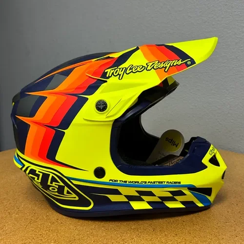 NEW Troy Lee Designs SE4 Poly Helmet Sizes Medium & Large