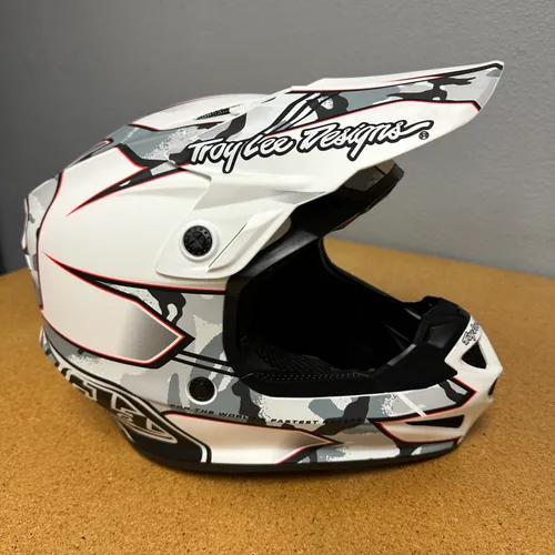 NEW Troy Lee Designs SE4 Poly Helmet Size Medium