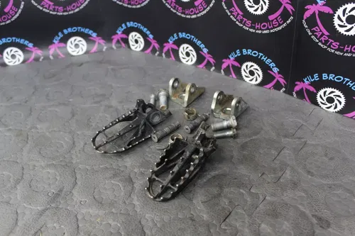 2005 CRF450R honda OEM LEFT RIGHT FOOT RESTS PEGS PEG MOUNTS SPRINGS PINS