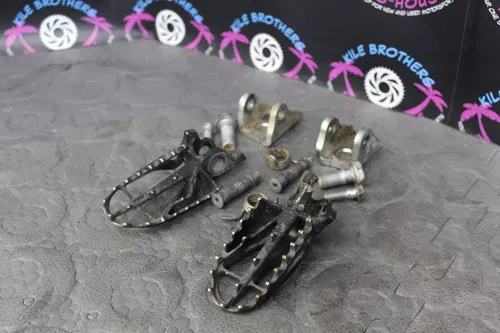2005 CRF450R honda OEM LEFT RIGHT FOOT RESTS PEGS PEG MOUNTS SPRINGS PINS