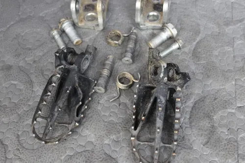 2005 CRF450R honda OEM LEFT RIGHT FOOT RESTS PEGS PEG MOUNTS SPRINGS PINS