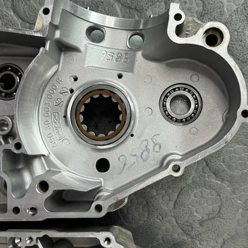 00 - 2003 ktm 450 SX LEFT RIGHT ENGINE CRANKCASE CRANK CASES BLOCK 14MM CASE SET