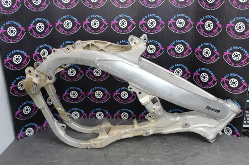 2005 honda crf450r OEM FRAME CHASSIS CHASSI MAIN ALUMINUM MOUNT 50010-MEN-730