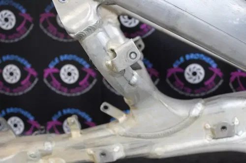 2005 honda crf450r OEM FRAME CHASSIS CHASSI MAIN ALUMINUM MOUNT 50010-MEN-730