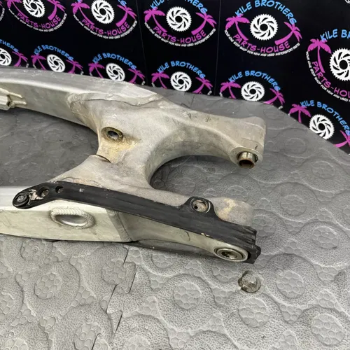 2003 YAMAHA YZ125 OEM SWINGARM SWING ARM SUSPENSION 5UN-22110-00-00