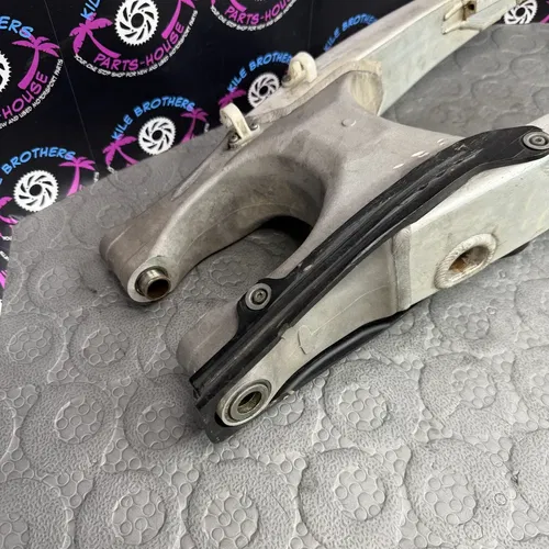 2003 YAMAHA YZ125 OEM SWINGARM SWING ARM SUSPENSION 5UN-22110-00-00