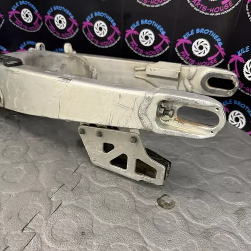 2003 YAMAHA YZ125 OEM SWINGARM SWING ARM SUSPENSION 5UN-22110-00-00
