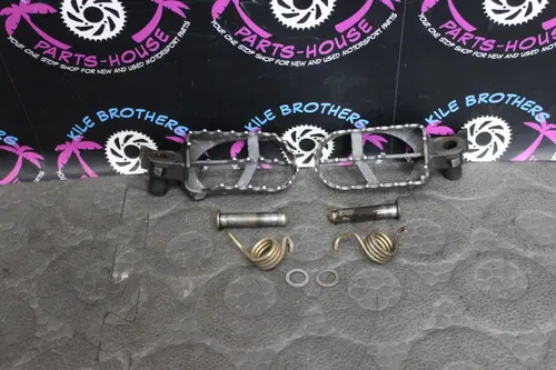 2002 Yamaha 97-02 YZ125 OEM LEFT RIGHT FOOT RESTS PEGS  5ET-27411-00-00