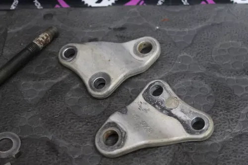 2006 yamaha yz250f OEM LOWER ENGINE MOTOR MOUNT STAY BRACKETS BOLTS GOOD