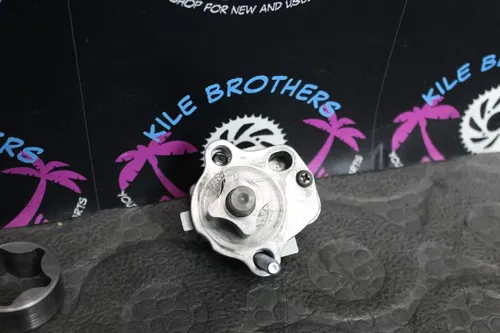 2006 Yamaha YZ450F OEM ENGINE MOTOR OIL PUMP FILTER GEAR DRIVE ASSEMBLY