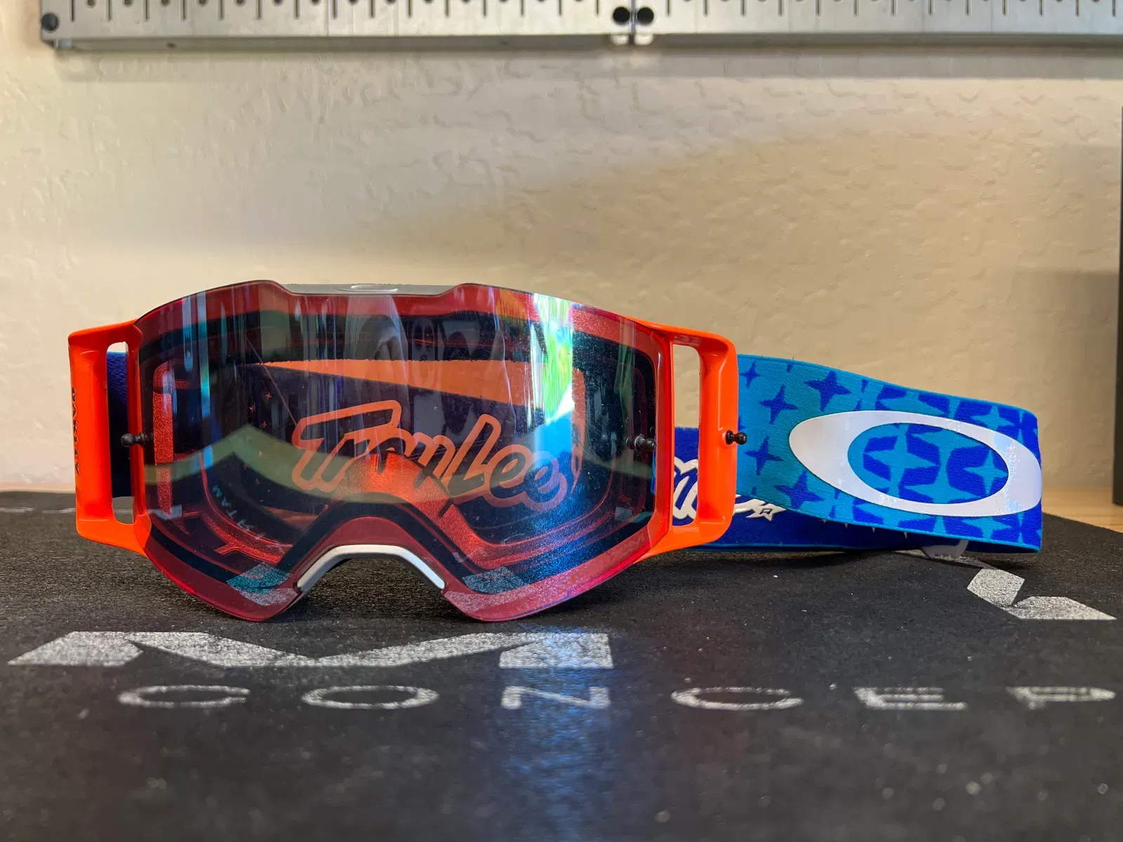 Oakley front clearance line goggles