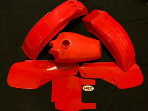 MAICO 490 PLASTIC KIT 1983 MAICO 490 FENDER KIT RED MAICO 1983 AHRMA VINTAGE MOR