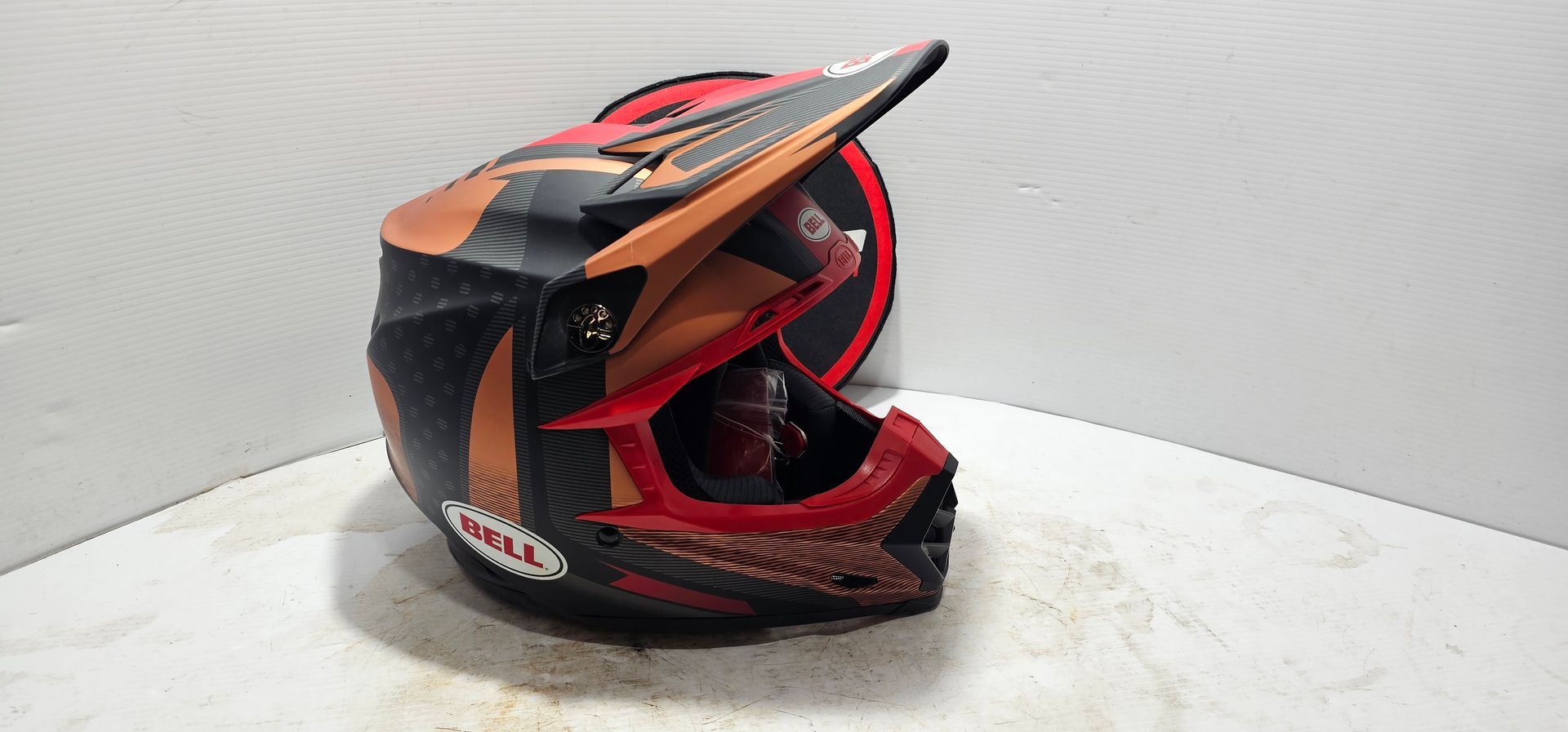 OUT OF THE BOX SPECIAL  BELL MOTO-9 FLEX SIZE SMALL