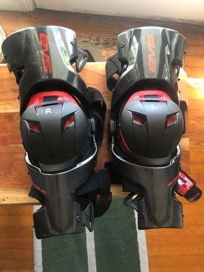 EVS Web Pro knee braces