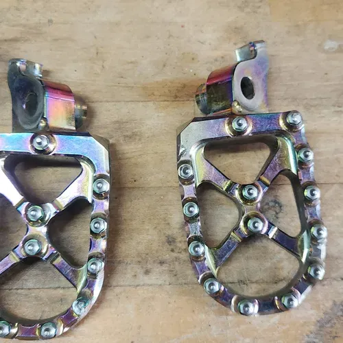 Flo Motorsport Jet Fuel Pegs 
