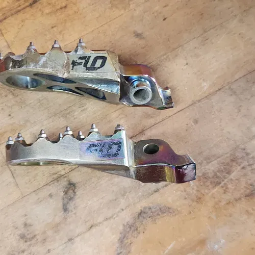 Flo Motorsport Jet Fuel Pegs 
